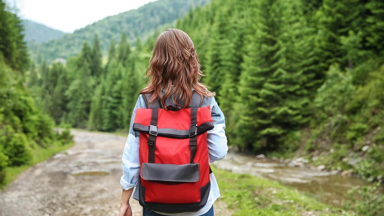 Camminare con lo zaino pesante, i benefici del rucking