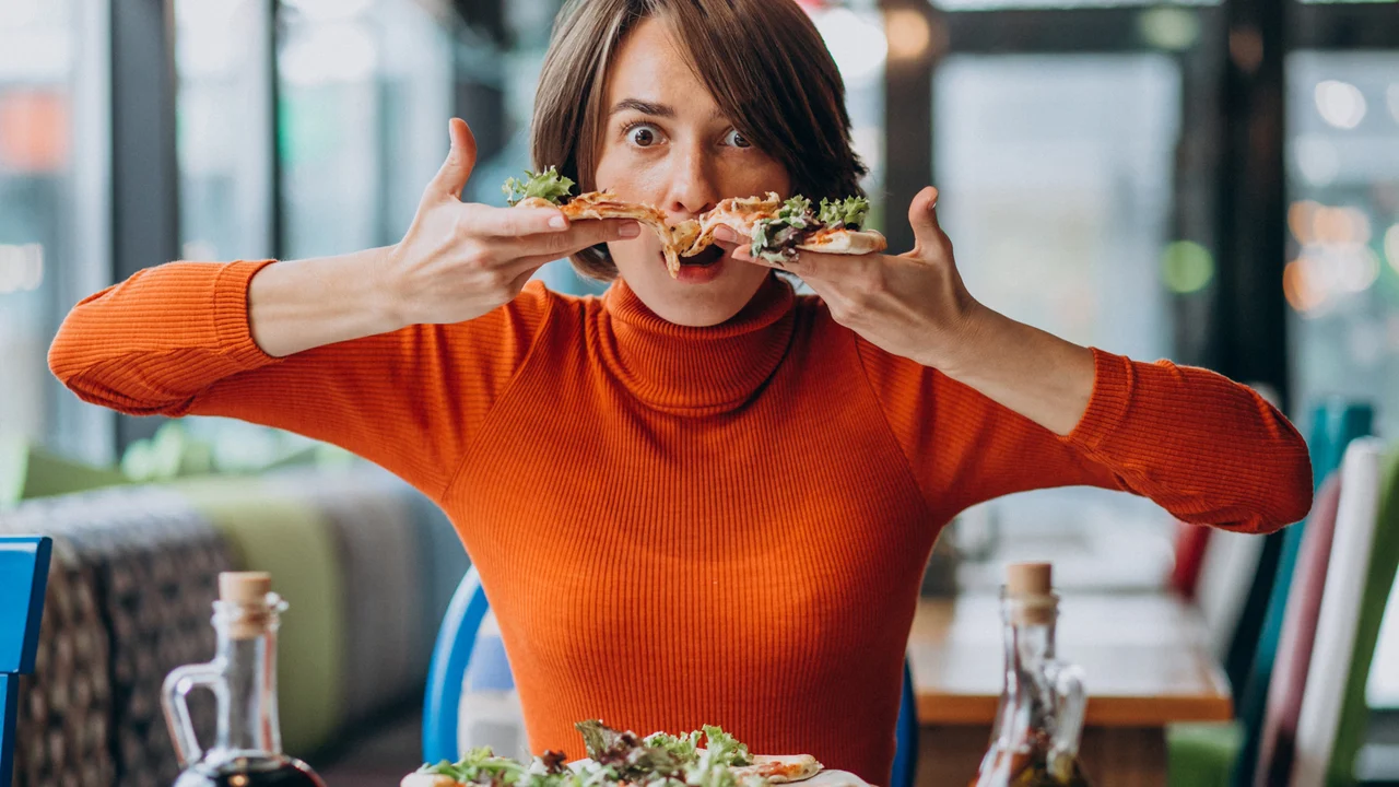 Mangiare in fretta fa ingrassare e male? Cosa dice la scienza in merito